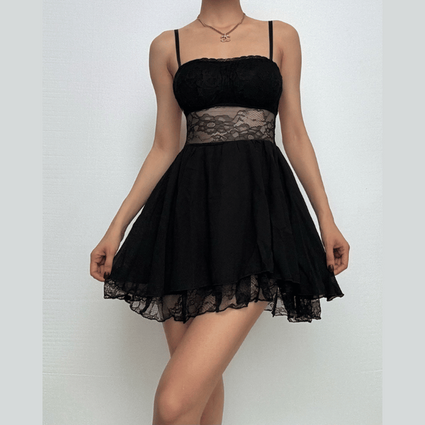 Mini-robe camisole dos nu froncée en dentelle patchwork 