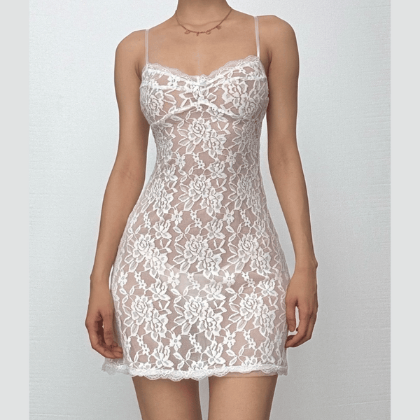 Mini-robe camisole en dentelle transparente à col en V et nœud papillon 