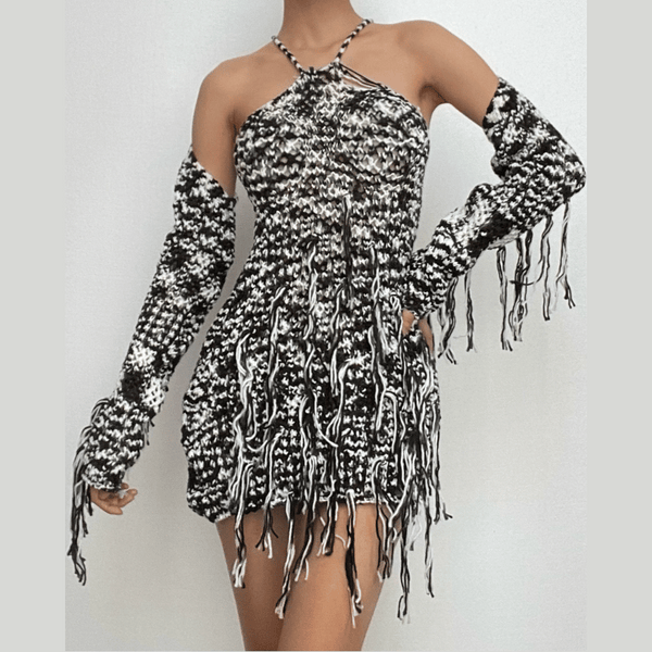 Robe courte contrastée à manches longues et pompons en tricot croisés dans le dos | Robe rave noire 