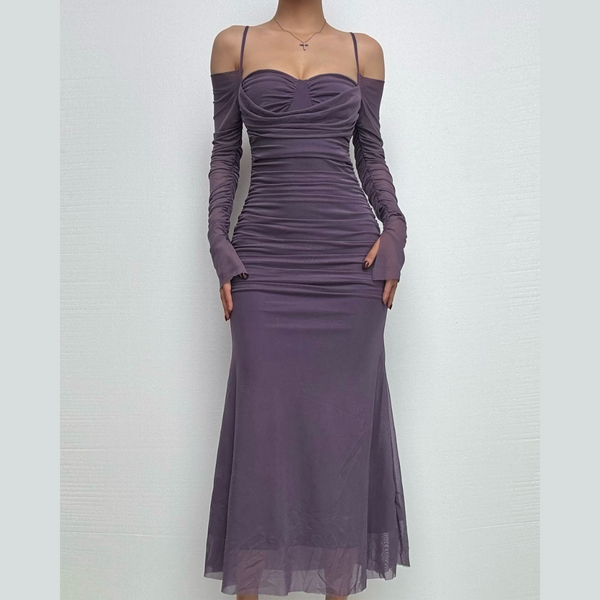 Robe midi à manches longues en maille froncée et épaules dénudées 