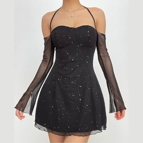 Mini-robe à manches longues en maille scintillante et épaules dénudées 
