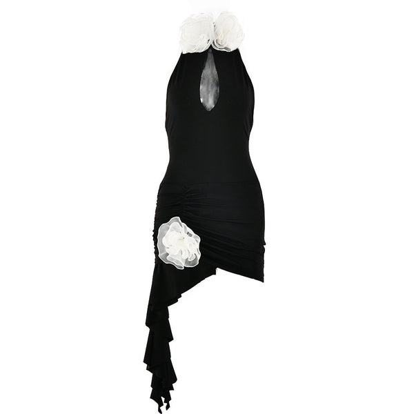 Mini-robe dos nu à volants et appliques de fleurs froncées 