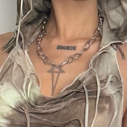 Collier ras du cou en métal avec décor d'étoiles