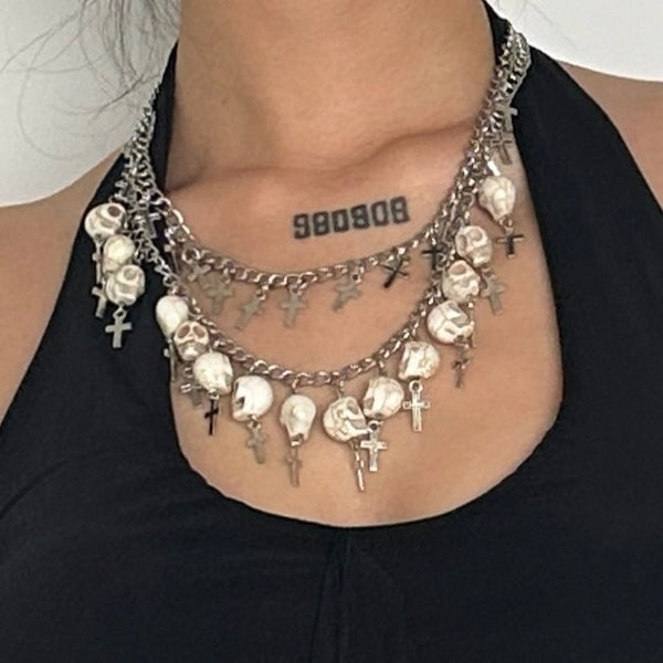 Collier ras du cou en métal avec pendentif tête de mort