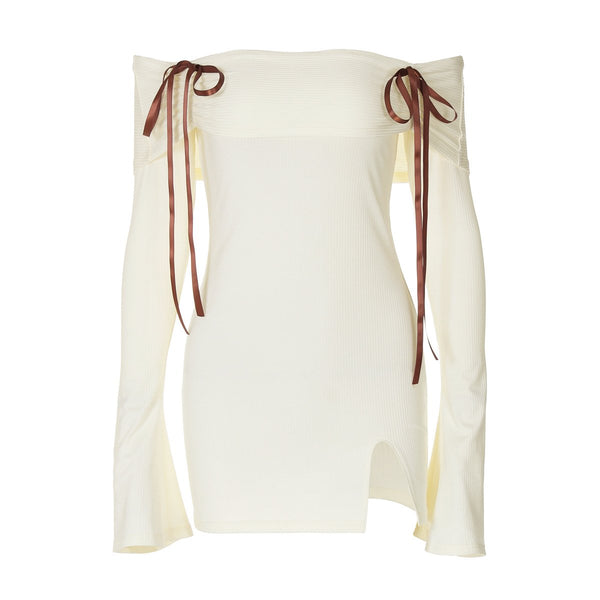 Mini-robe côtelée à épaules dénudées et manches longues évasées avec nœud papillon 