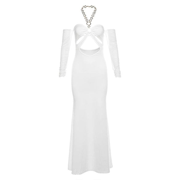 Robe longue en maille avec chaîne en métal et gants ajourés à col licou 