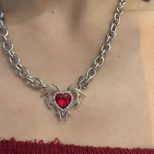 Collier chaîne en métal avec décor de cœur