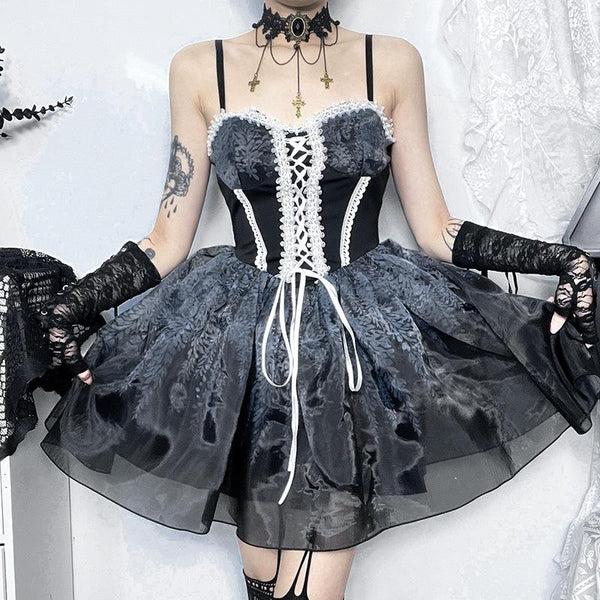 Robe courte froncée à imprimé à lacets et col en cœur avec ourlet en dentelle 