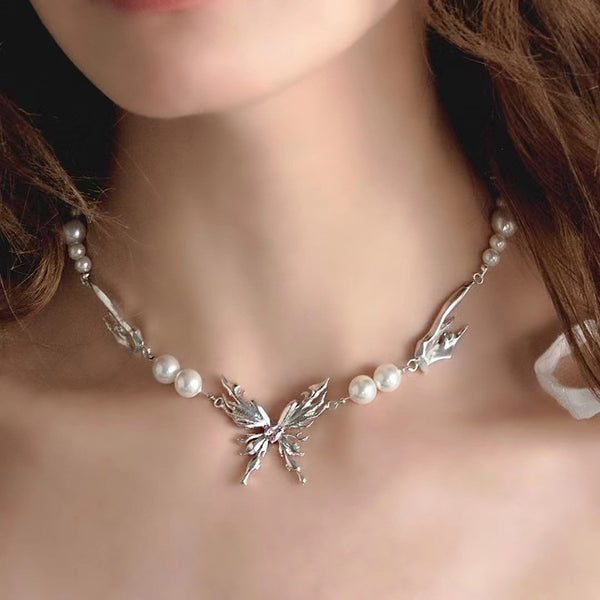 Collier ras du cou réglable en fausses perles avec motif papillon
