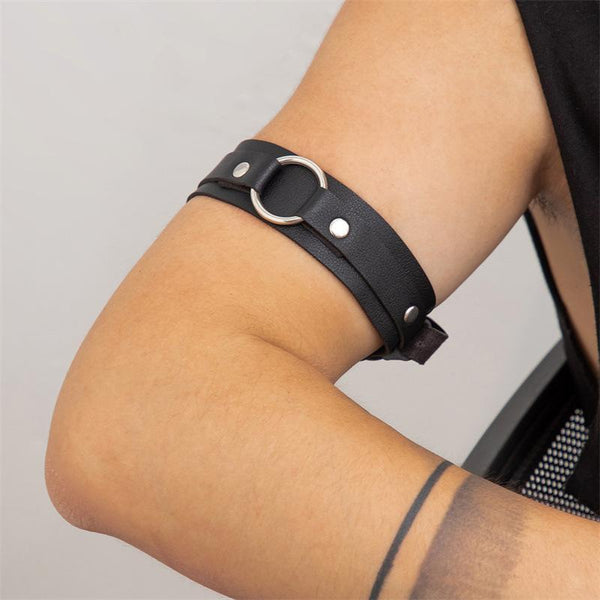 Brassard en cuir PU avec rivets et anneau en O