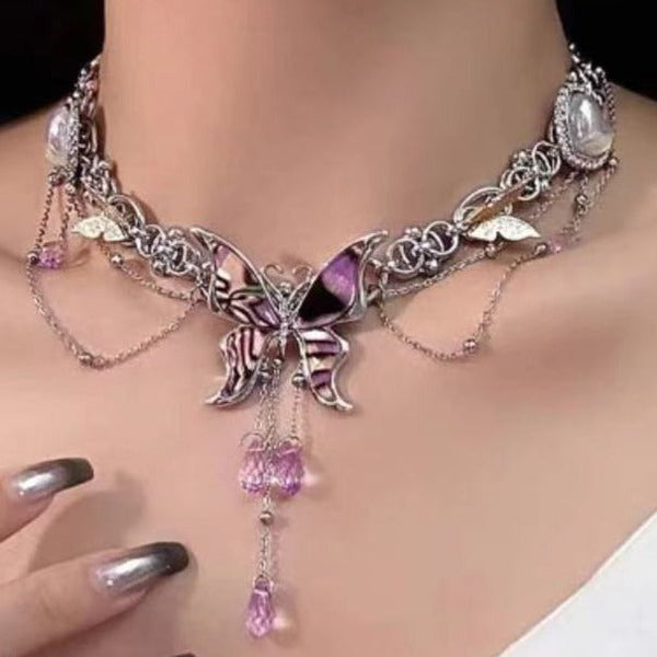 Collier ras du cou en perles avec pendentif papillon et cœur