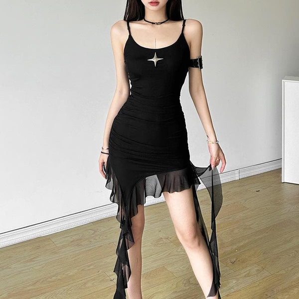 Robe courte à col en U et volants irréguliers 