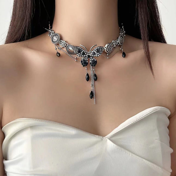 Collier ras du cou en strass noir avec décor papillon