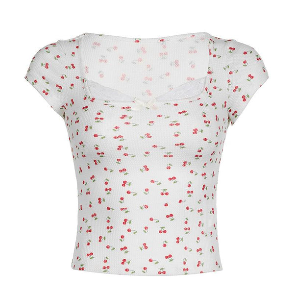 Haut à manches courtes, imprimé cerise texturé, avec nœud papillon et ourlet en dentelle 
