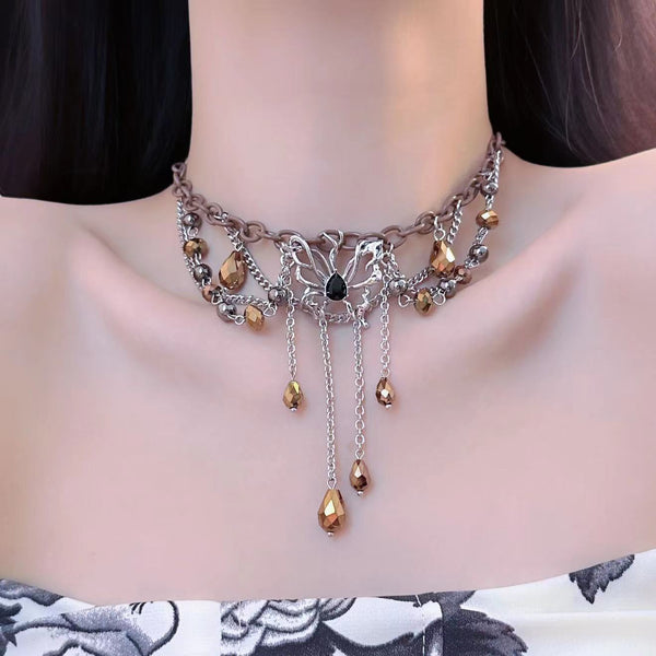 Collier ras du cou avec pendentif en cristal et décor papillon