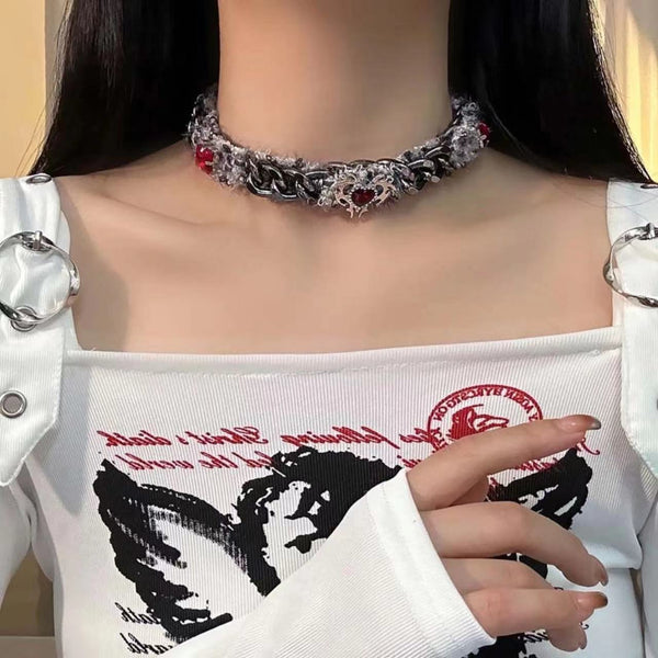Collier ras du cou à ourlet brut en forme de cœur rouge