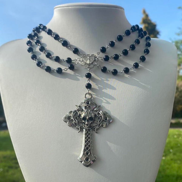 Collier ras du cou en perles avec pendentif en croix superposée