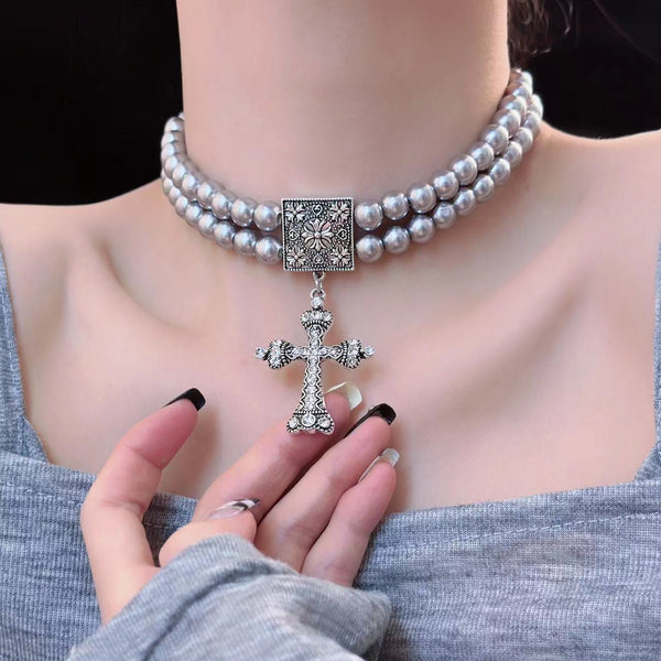 Collier ras du cou avec pendentif croix en fausses perles superposées