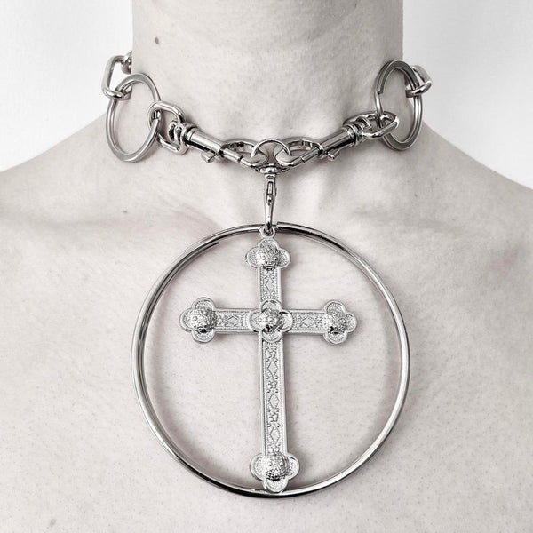 Collier ras du cou avec pendentif en croix et anneau en O