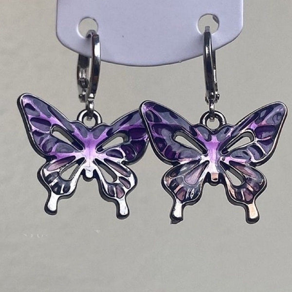 Boucles d'oreilles pendantes contrastées avec pendentif papillon