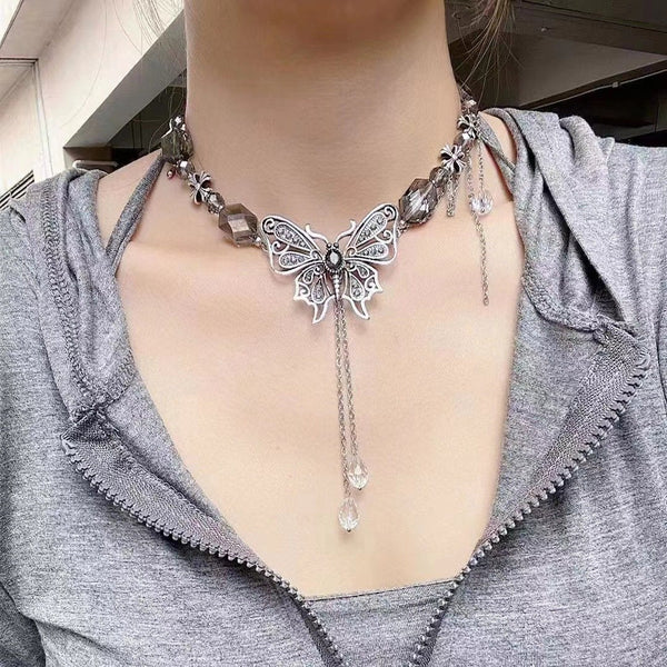 Collier ras du cou avec pendentif papillon en cristal