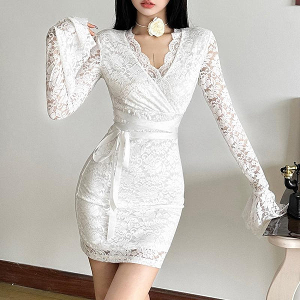 Robe mini en dentelle à manches longues évasées et col en V, avec lien à nouer 