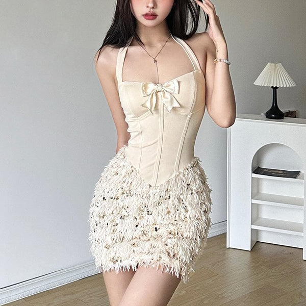 Mini-robe bustier à paillettes et perles avec nœud papillon et plumes 