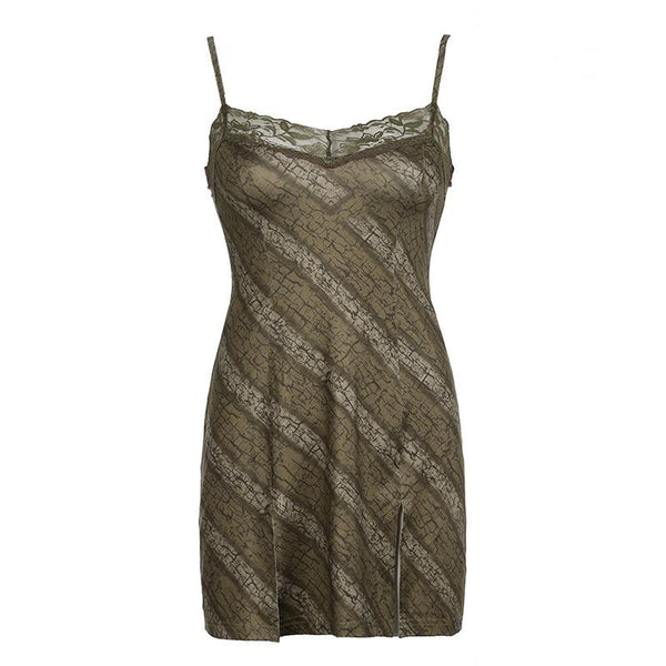 Mini-robe camisole fendue avec ourlet en dentelle imprimée 