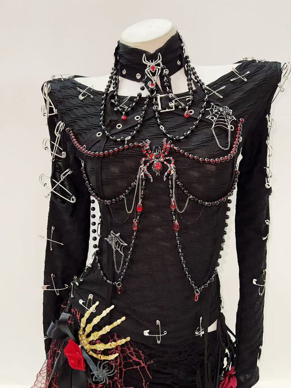 Ensemble mini-jupe à manches longues et perles appliquées en forme d'araignée 