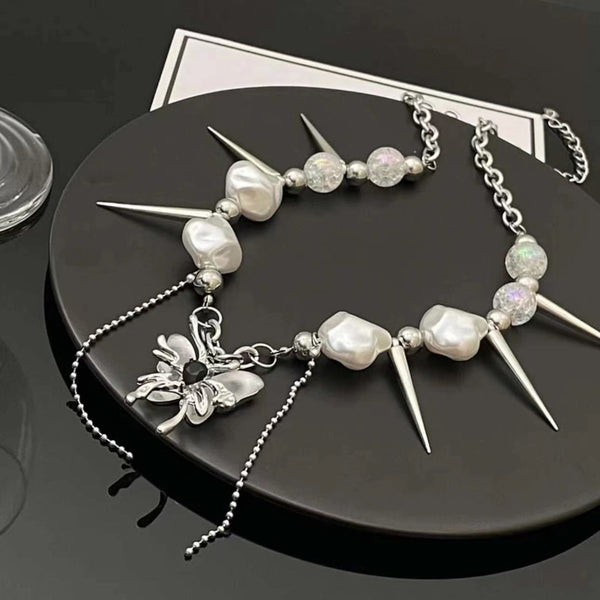 Collier à rivets avec pendentif papillon et fausses perles