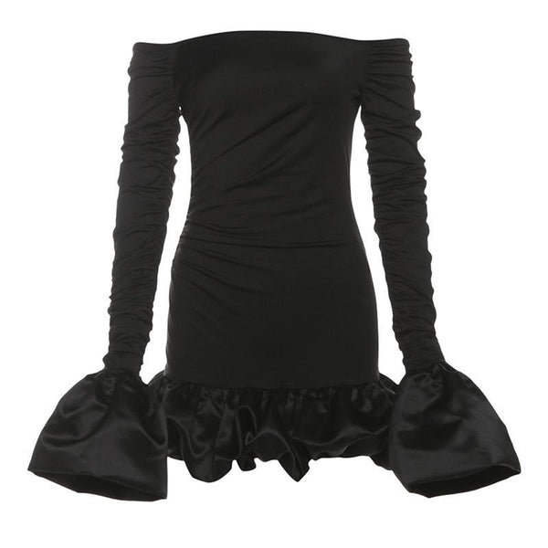 Mini-robe froncée à manches longues et épaules dénudées 