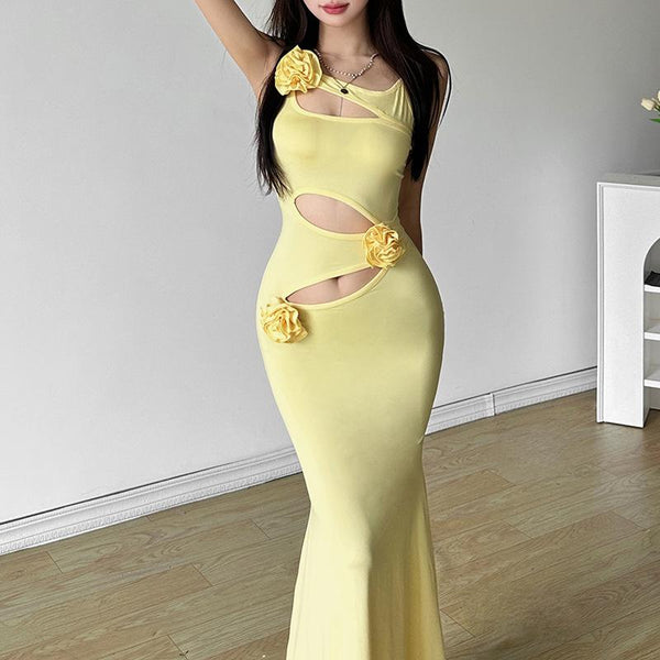 Robe longue unie à bretelles et appliques roses ajourées 