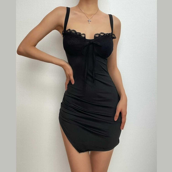 Mini-robe froncée unie sans manches en dentelle fendue à nouer dans le dos