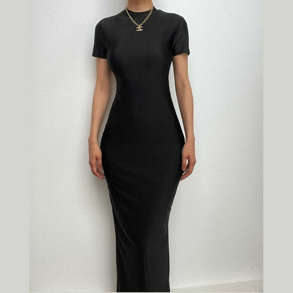 Robe longue unie fendue à manches courtes et col haut