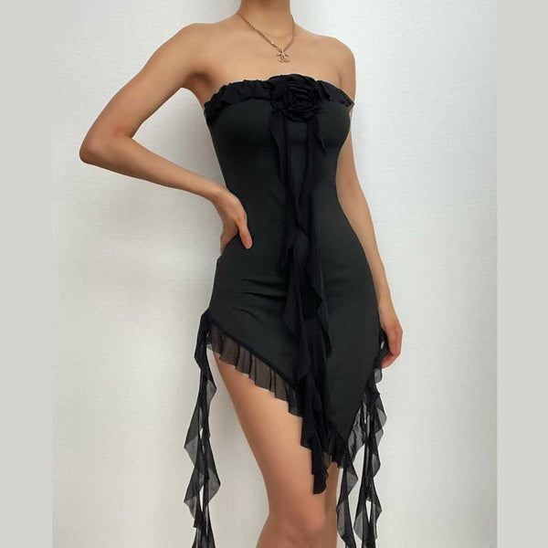 Robe mini irrégulière à volants et ruban licou uni, dos nu, avec appliques florales
