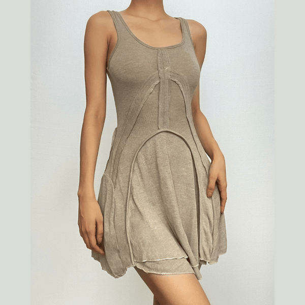 Mini-robe unie patchwork sans manches à col en U et volants