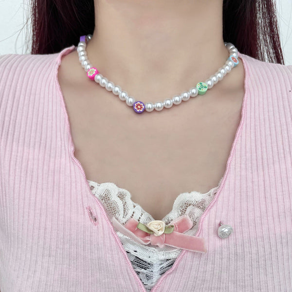 Collier en argile avec fausses perles et fleurs 