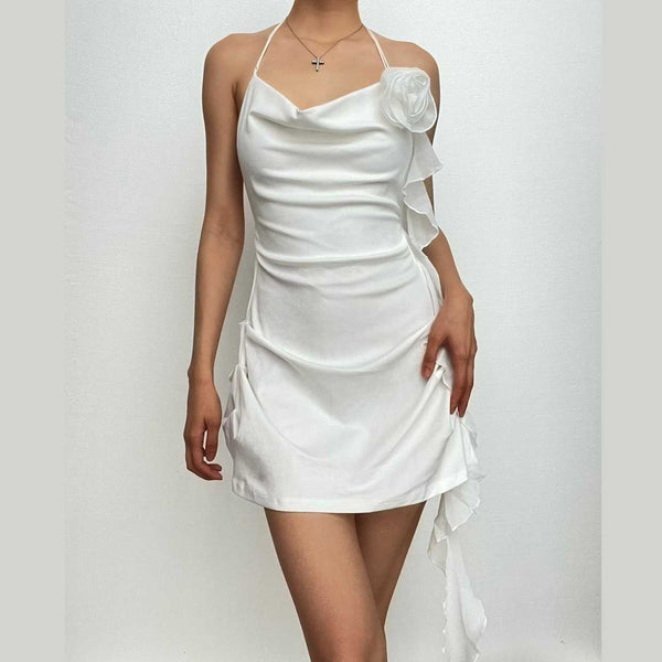 Robe courte unie à col bénitier et dos nu avec appliques florales et volants | robe tango rouge 