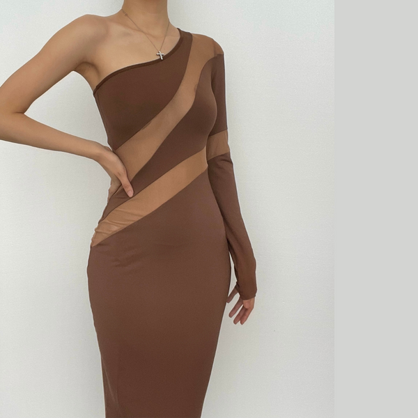 Robe midi à manches longues en maille dos nu et épaule dénudée