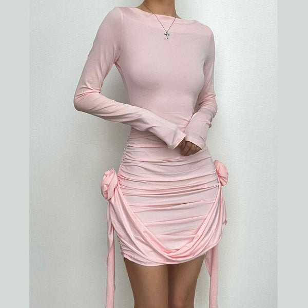 Robe courte à manches longues et ruban froncé avec appliques florales