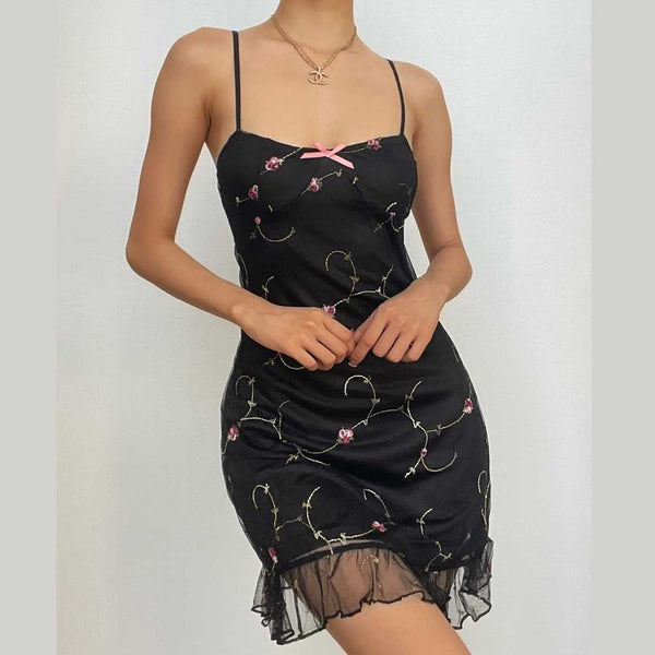 Mini-robe camisole contrastée à volants en maille et broderie florale dos nu 