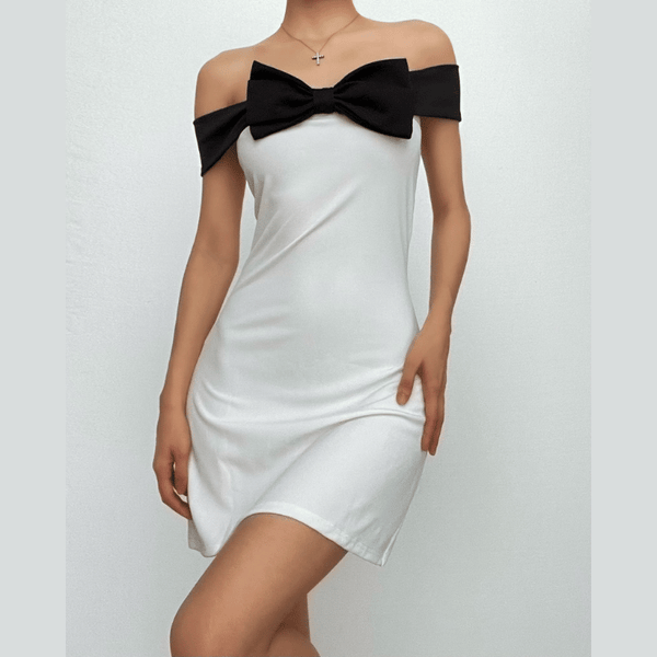 Mini-robe dos nu à épaules dénudées et à nœuds appliqués contrastés 