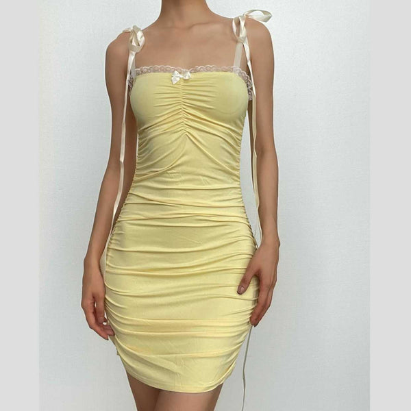 Mini-robe dos nu à col carré et ourlet en dentelle froncée