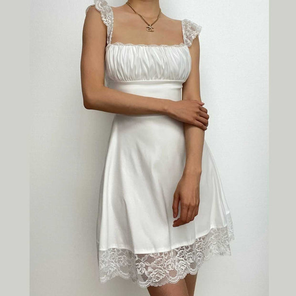 Robe mini à lacets froncés avec ourlet en dentelle et manches courtes