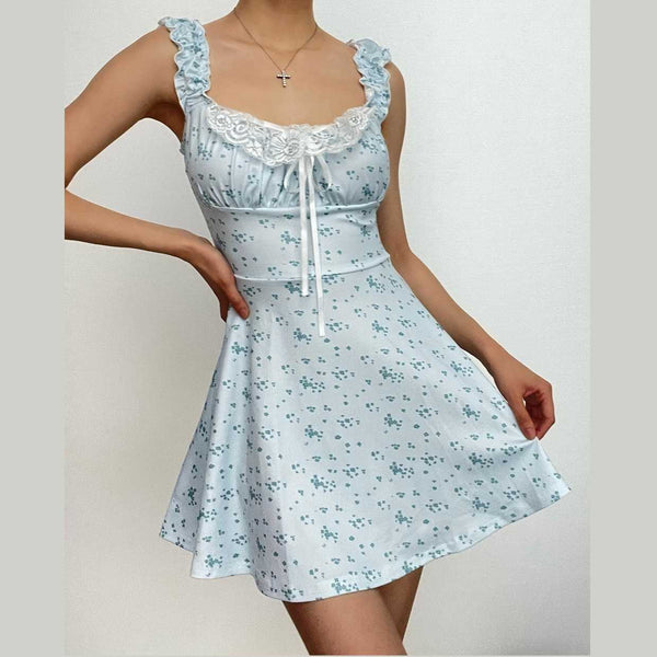 Robe courte contrastée à imprimé floral froncé et ourlet en dentelle à manches courtes