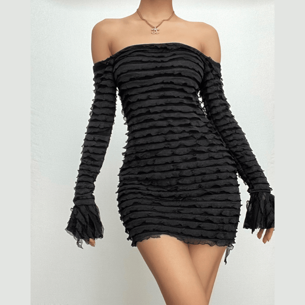 Mini-robe texturée à épaules dénudées et manches longues évasées de couleur unie 