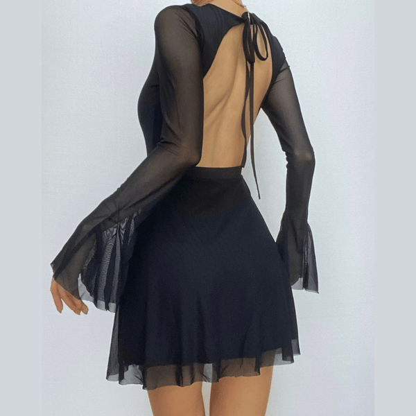 Robe mini dos nu en maille à manches longues évasées et col ras du cou