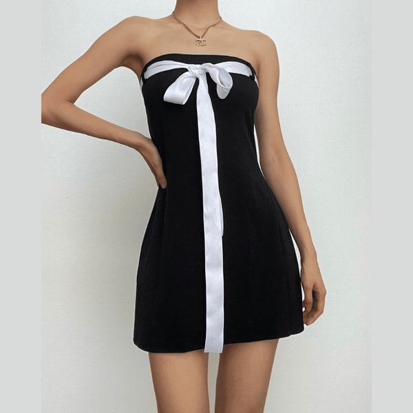 Mini-robe tube contrastée à nœud papillon et dos nu 