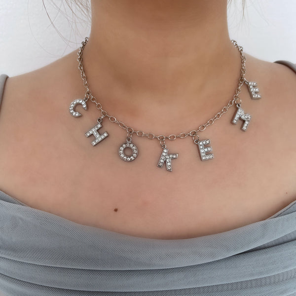 Collier pendentif personnages en strass 