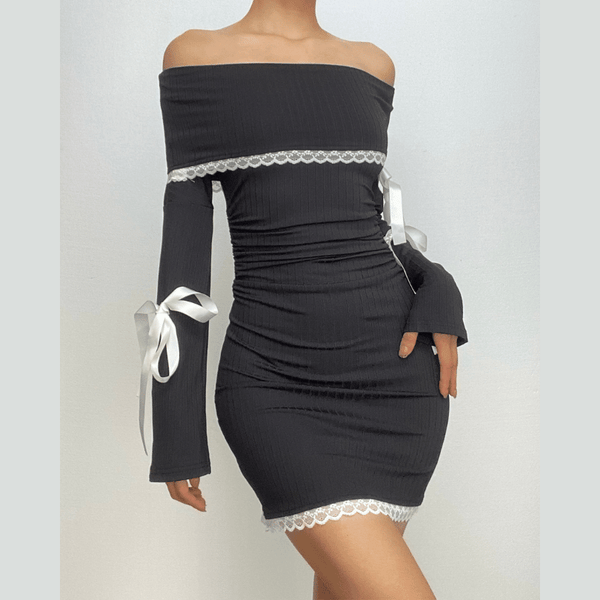 Mini-robe à épaules dénudées, manches longues, ourlet en dentelle et nœud papillon